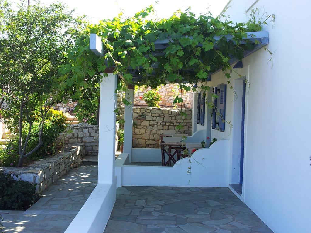 Narkissos Studios Aliki  Bilik gambar