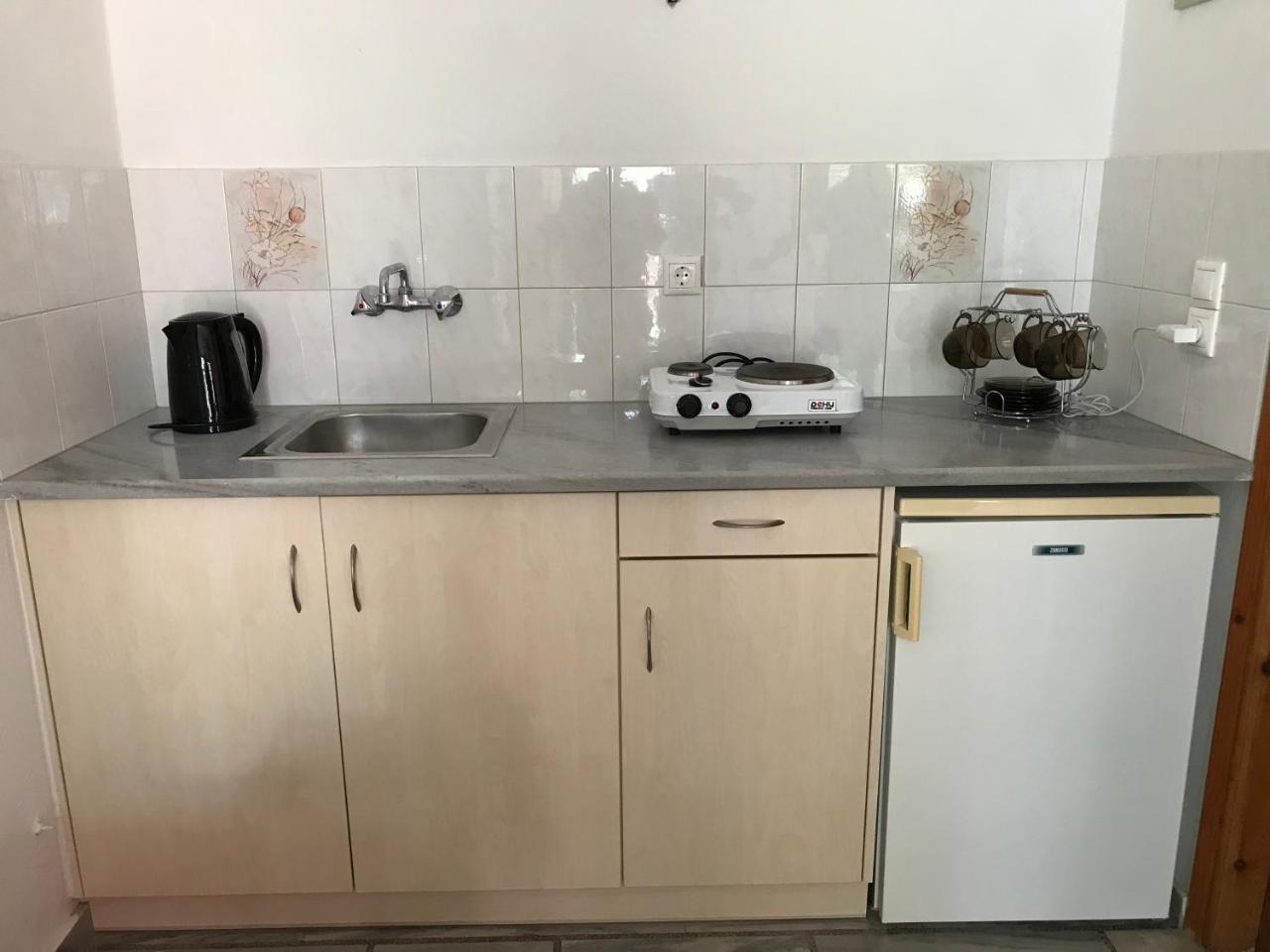 Narkissos Studios Aliki  Luaran gambar